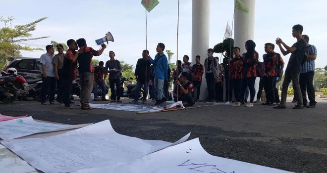 Puluhan orang pemuda Muarojambi yang berasal dari Ikatan Mahasiswa Muarojambi (IMMJ) dab SAPPMA Muarojambi saat orasi didepanSekretariat DPRD Muarojambi.