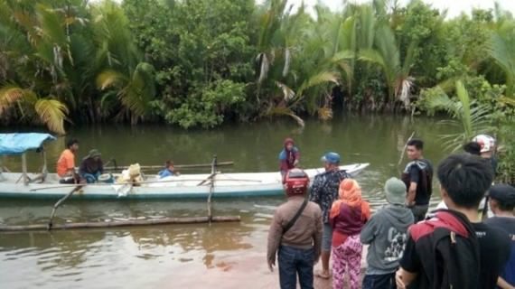 Pihak kepolisian dibantu warga setempat masih mencari jasad korban yang diterkam buaya, di sungai Lopon, Desa Dongin, Kecamatan Toili Barat, Selasa (18/4). Foto: Humas Polres Banggai for Luwuk Post