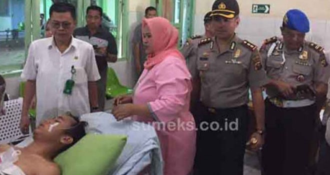 Hajat Mabrur Bujangga saat membesuk korban tertembak di RS Sobirin, Lubuklinggau, Rabu (19/4). Foto: ansyori malik sumeks/jpg