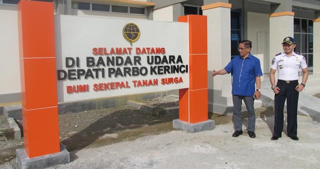 H Bakri saat meninjau bandara departi parbo kabupaten kerinci.
