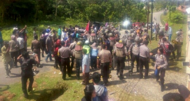Demo warga karmen di depan PN Sarolangun. 