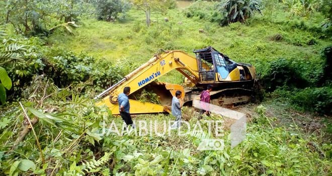Warga menahan dua alat berat jenis Excavator yang melintas di desa mereka, Rabu malam (19/4). 