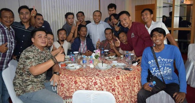 Kapolda Jambi, Brigjen Pol Yazid Fanani saat bercengkrama dengan wartawan unit Polda Jambi.