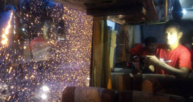 Kepala Rico Simanjuntak bocor dan kondisi bus yang pecah kacanya. Foto: istimewa