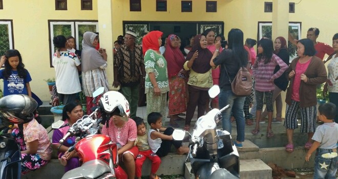 Puluhan ibu-ibu unjuk rasa di kantor lurah Tanjung Gedang. 