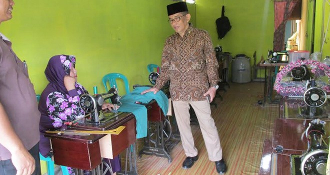 H Bakri saat meninjau kelompok menjahit di desa purwodadi.