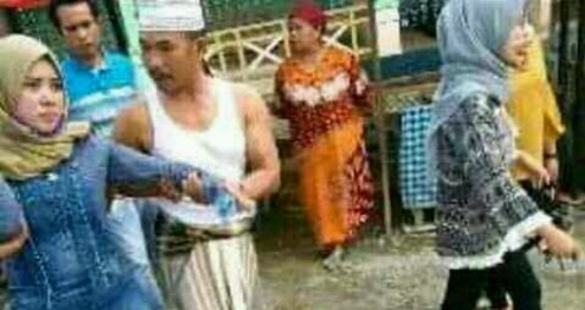 Seorang wanita yang berhasil diamankan warga sesaat hendak bunuh diri di air panas Semurup. 