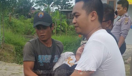 IJ ditolong warga. Foto: Samarinda Pos/JPNN