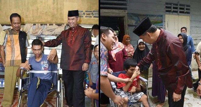 Walikota Jambi saat memberikan kursi roda kepada Masyarakat.