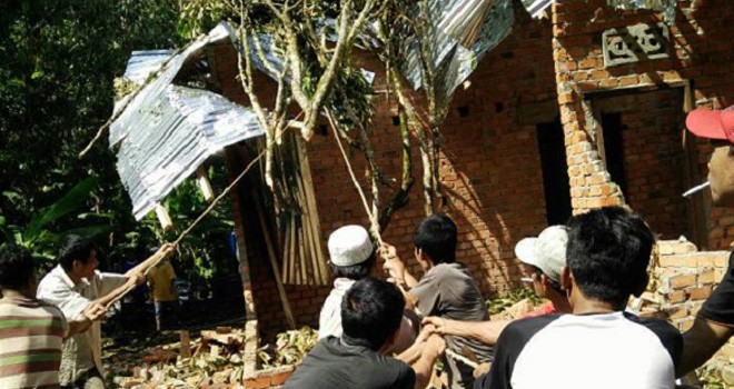 Rumah yang rusak diterjang Angin Puting Beliung di Merangin.