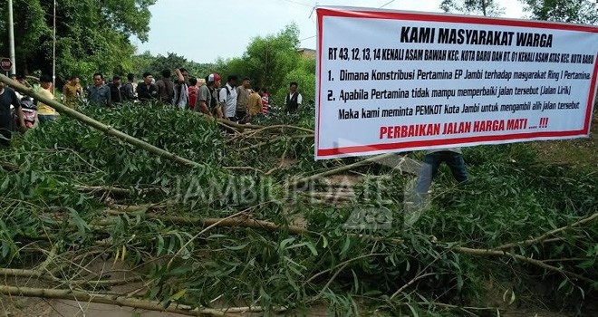 Jalan yang diblokir warga kenali asam beberapa waktu lalu.