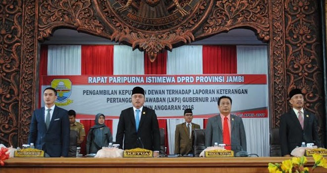Terlihat Gubernur Jambi, Zumi Zola beserta pimpinan DPRD Provinsi Jambi, Cornelis Buston, Chumaidi Zaidi, Syahbandar saat menggelar rapat paripurna istimewa di Gedung DPRD Provinsi Jambi.