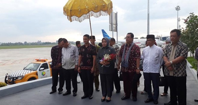 Bersama Gubernur, Ketua DPRD provinsi jambi, H Bakri saat menyambut kedatangan kejati baru Andi Nurwinah SH MH, di bandara sultan taha jambi.
