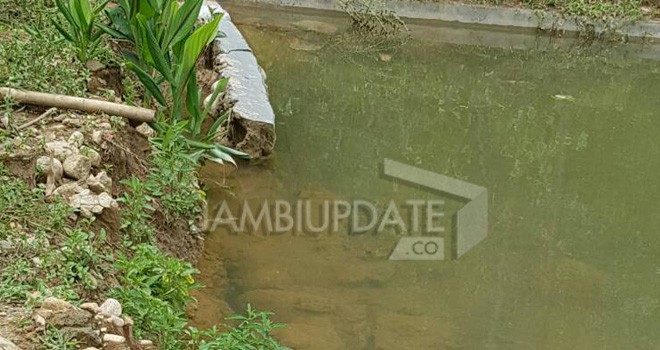 Proyek Cetak Kolam di Batangasai yang terlihat Sudah Rusak.