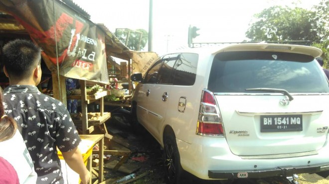 Kecelakaan Lalu Lintas terjadi di Simpang 4 lampu merah Pom bensin Kelurahan Talang Babat.