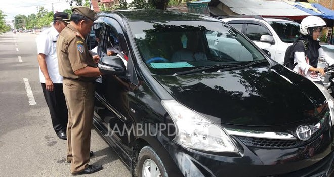 Petugas Dukcapil Kabupaten Bungo melakukan razia KTP di Kecamatan Pasar Bungo.