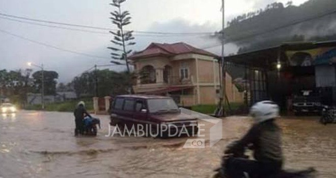 Terlihat jalan di Kota Sungai Penuh yang terendam.
