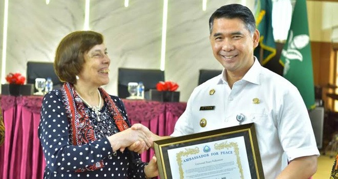 Walikota Jambi, Sy Fasha saat menerimah anugerah Duta Perdamaian (Ambassador for Peace Award) oleh Sekjen UPF untuk Asia, Mrs. Ursula Mclackland.