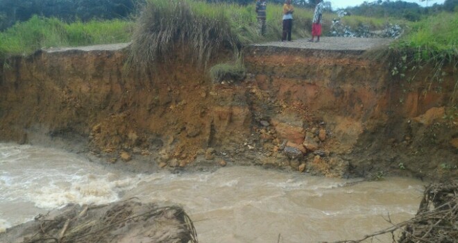 Jalan dua jalur di Merangin putus beberapa waktu lalu hingga kini belum diperbaiki.
