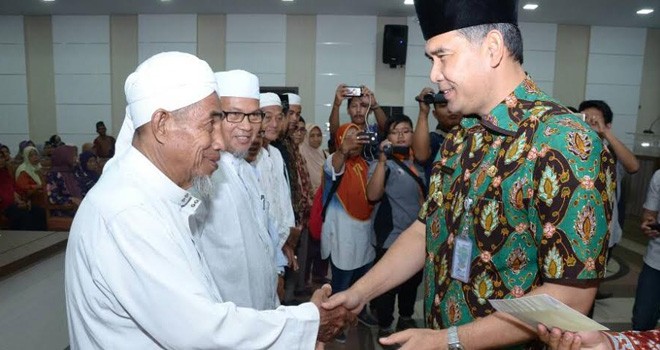 Wali Kota Fasha saat memberikan Insentif Petugas Syara.
