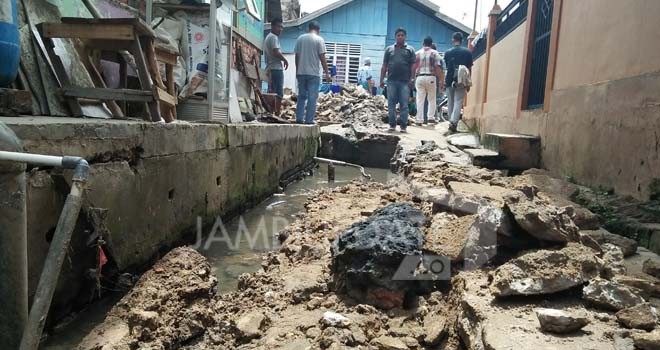 Lokasi pembangunan drainase oleh Satuan Kerja Pengembangan Kawasan Pemukiman Provinsi Jambi. Foto: HAFIZ/JE