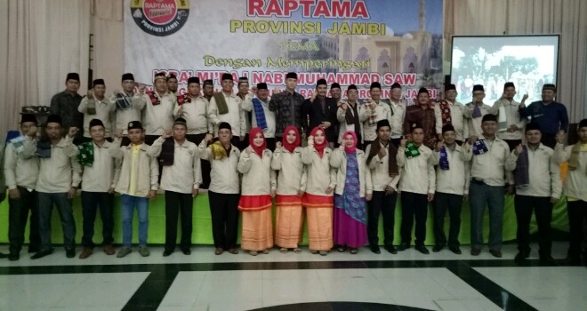 Sutan Adil Hendra (SAH) ketika memberi arahan kepada pengurus organisasi paguyuban.