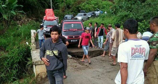 Ruas Jalan Bangko menuju Jangkat yang amblas kemarin. 