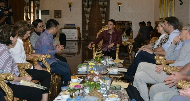 Gubernur Jambi, Zumi Zola saat  pertemuan dengan Menteri Kerjasama Pembangunan Denmark, Ulla Tornaes dan Dubes Denmark untuk Indonesia, Casper Klynge dan rombongan, di Rumah Dinas Gubernur Jambi, Senin (1/5) sore.