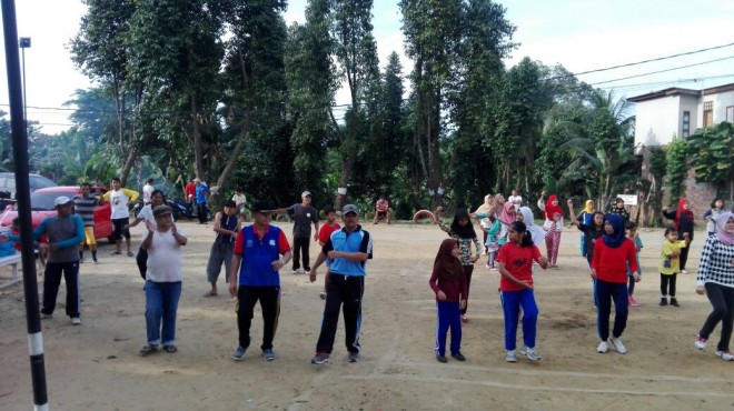 Asisten II Pemkot Jambi Obliyani bersama Ketua RT 499 H Suparyono dan warga saat senam sehat Minggu pagi di RT 49 Kenai Asam Bawah