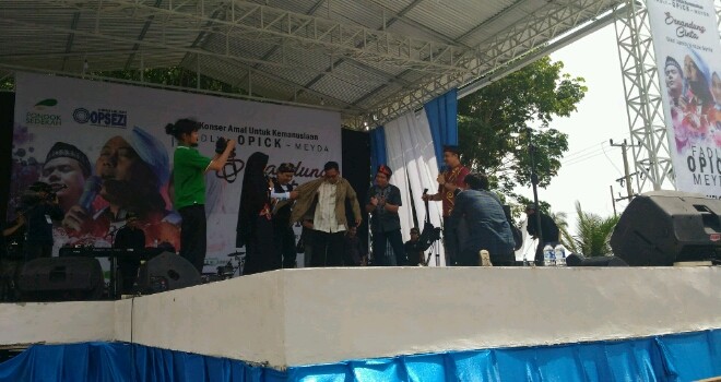 Padli Padi mendonasikan jaket miliknya untuk disumbangkan pada konser amal, Jambi untuk Syria. 