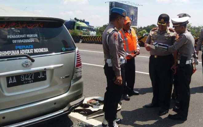 Kapolres Cirebon AKBP Risto Samodra (ketiga dari kiri) meninjau lokasi kecelakaan maut di Tol Palikanci, Minggu (30/4). (Istimewa/radarcirebon.com)