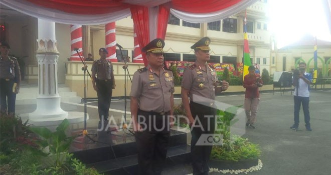 Brigjen Pol Drs Yazid Fanani MSI bersama Brigjen Pol Drs Priyo Widyanto MM dalam rangka Welcome Farewell and Parade di depan Kantor Polda Jambi.