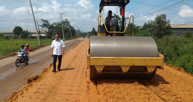H Bakri saat tinjau lansung pengerjaan jalan yang menuju Pelabuhan Talang Duku, Jambi.