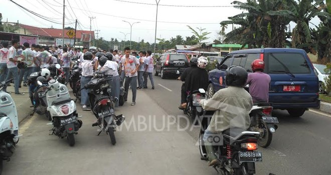 Tampak puluhan siswa/i coret seragam mengakibatkan kemacetan didepan SMAN 5 Kota Jambi.