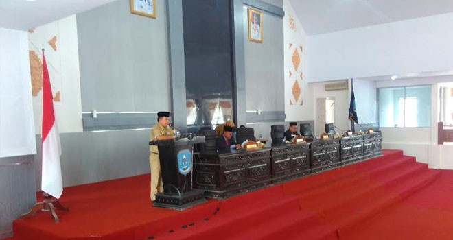 Bupati Merangin H Al Haris saat menyampaikan LKPJ Tahun 2016 di Gedung DPRD Kabupaten Merangin.