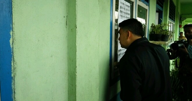 Wali Kota saat mengintip Lewat Jendela.