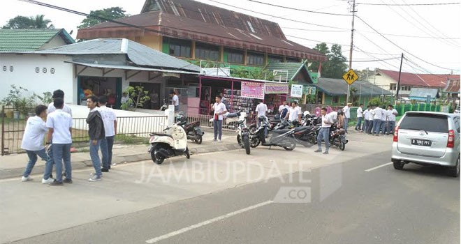 Tampak puluhan siswa didepan SMAN 5 Kota Jambi coret seragam dengan spidol.