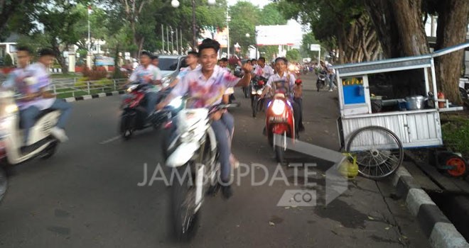 Puluhan siswa konvoi dengan kebut-kebutan di sekitaran komplek perkantoran Telanaipura Jambi.