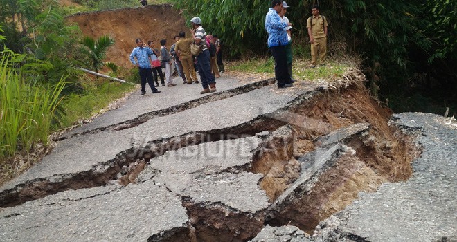 Jalan Penghubung Lima Desa di Kerinci yang amblas.