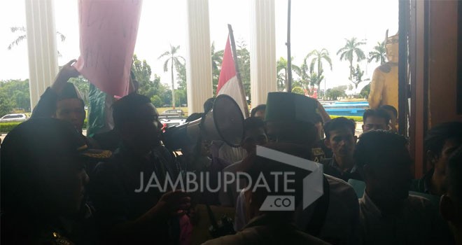Massa dari HMI berunjuk rasa didepan pintu utama Kantor DPRD Provinsi Jambi.