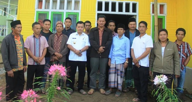 Bupati Merangin H Al Haris bersama warga Renah Kemumu.