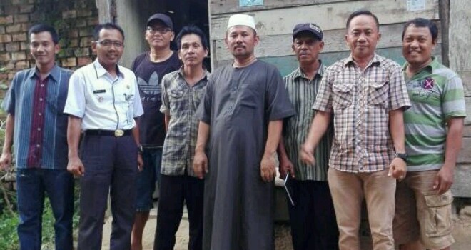 Lurah bersama ketua RT 49 Kelurahan Kenali Asam Bawah, Kota Baru saat tinjau rumah warga yang akan di bedah. 