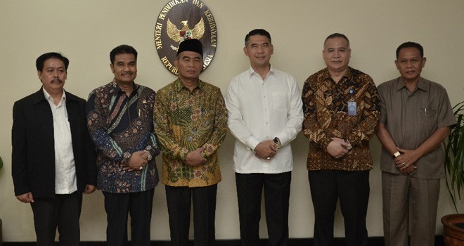 Foto bersama Wali Kota Jambi H. Syarif Fasha dengan Menteri Pendidikan dan Kebudayaan Muhadjir Effendy dan Ketua Komisi X DPR RI Ir. H A.R Sutan Adil Hendra, SE, MM (SAH).