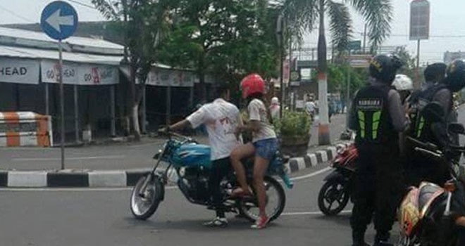 Dua pelajar SMA ketika terkena razia aparat Polres Mojokerto, Rabu (3/5). (Facebook/Radar Mojokerto)