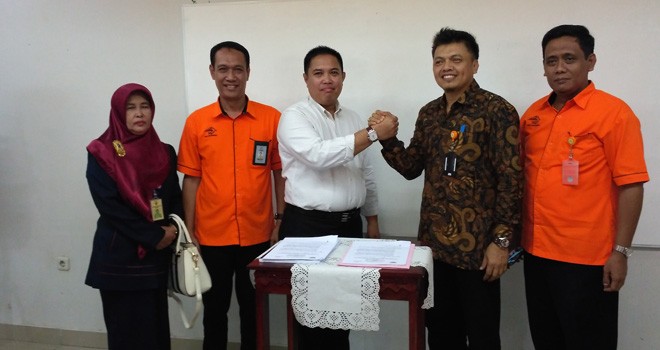 Penyerahan berkas acara PKS setelah dilakukannya penandatanganan antara PT Pos dengan Bakauda Provinsi Jambi.