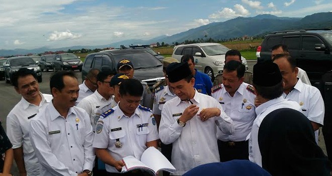 Bupati saat meninjau bandara.