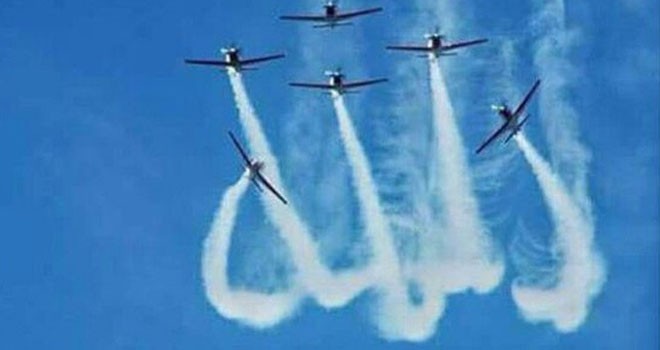 Inilah saat enam pesawat TNI AU melakukan atraksi di acara JIAS, Minggu (30/5). Dari foto, tampak jelas kepulan asap yang dikeluarkan pesawat membentuk lafadz Allah. (Twitter)