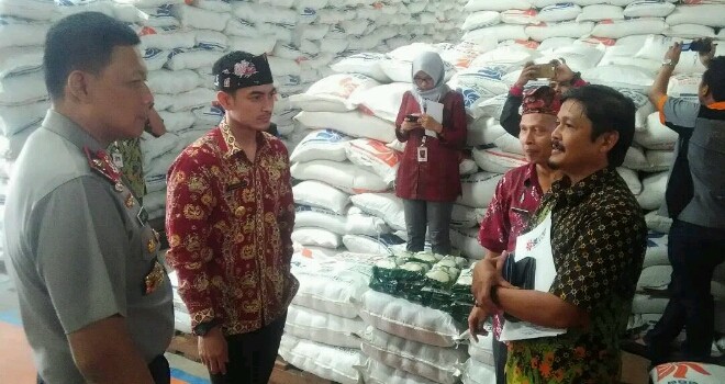 Gubernur Jambi, Zumi Zola saat tinjau ketersedian bahan pokok di Bulog. 