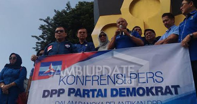 Pengurus DPD Demokrat Provinsi Jambi menggelar kujungan di tugu Pers Jambi. Jadwal rampung,  Muscab serentak digelar akhir Mei.