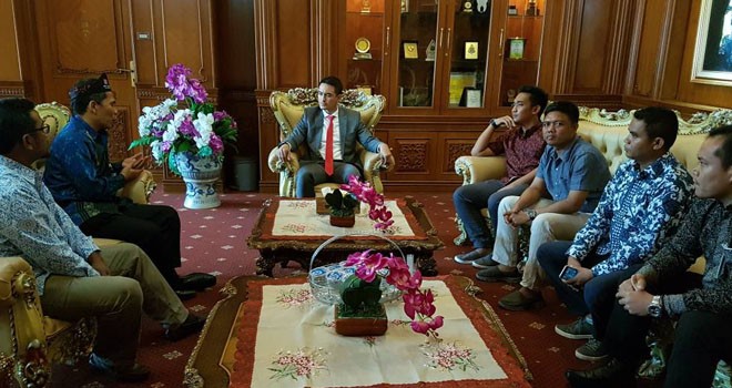 DPW REI dan BM BTN saat berfoto bersama dengan Gubernur Jambi, Zumi Zola Zulkifli.